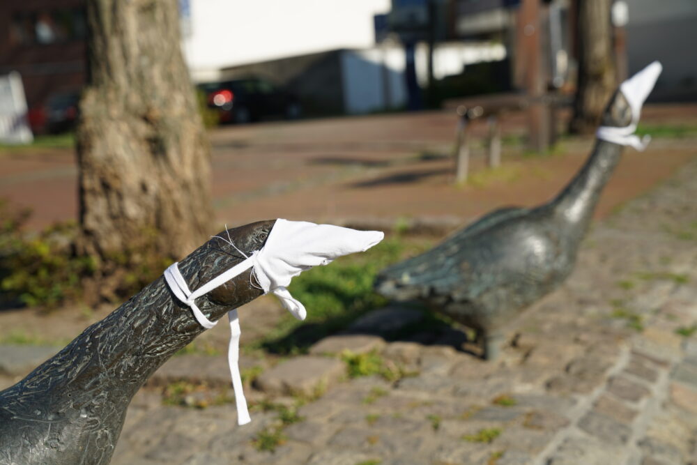 Gans Skulptur mit Mundschutz