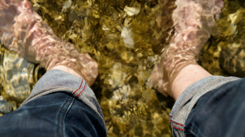 Mit den Füßen im flachen Wasser