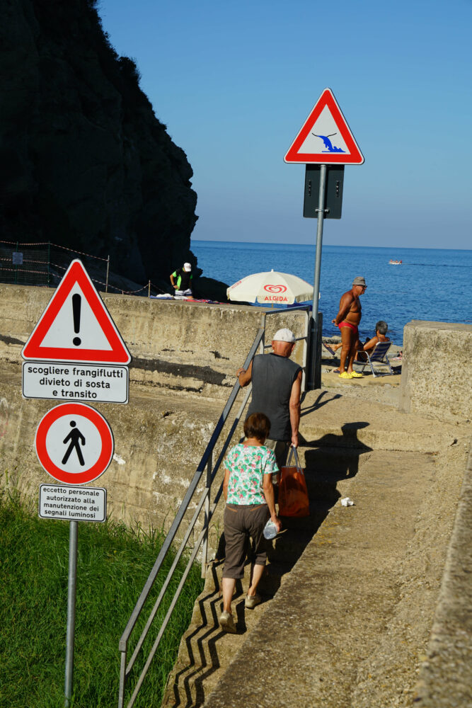 Agropoli Strandaufgang Verbotsschilder