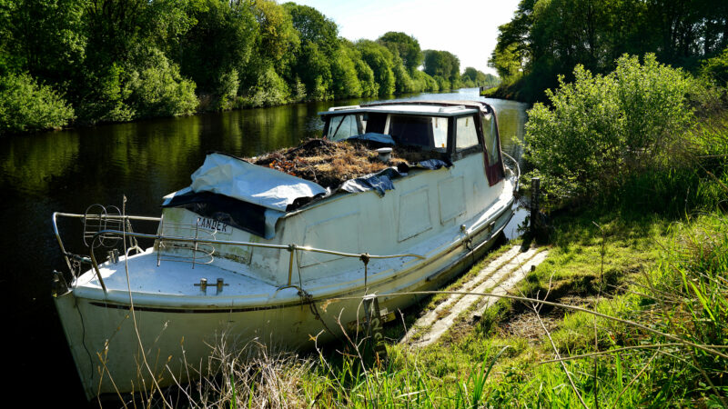 Altes Boot auf Moorentwässerungskanal