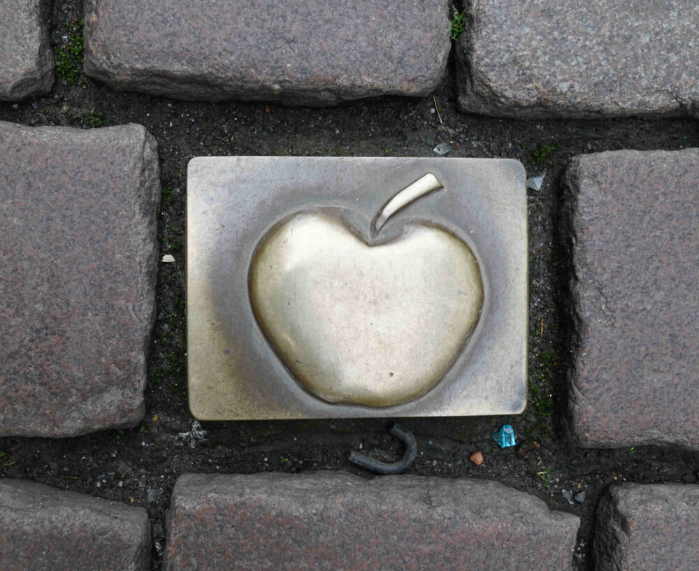 Pflasterstein mit Apfel