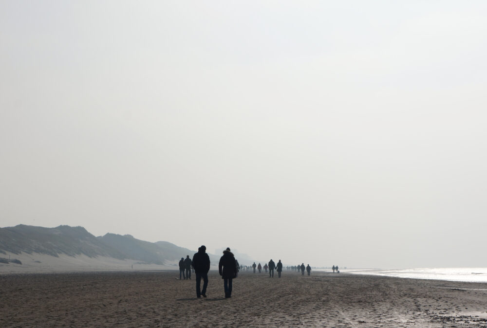 Menschprozession am Strand