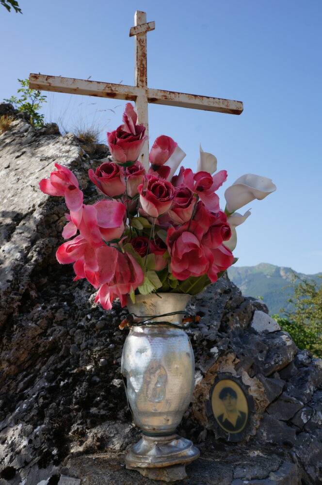 Blumenstrauß am Kreuz