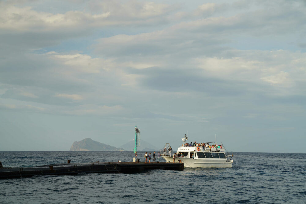 Lipari Canneto Fähre mit Tagestouristen