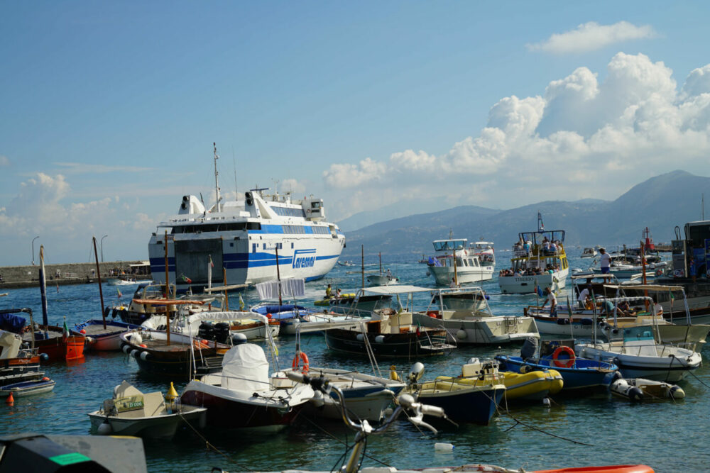 Capri überfüllte Hafeneinfahrt