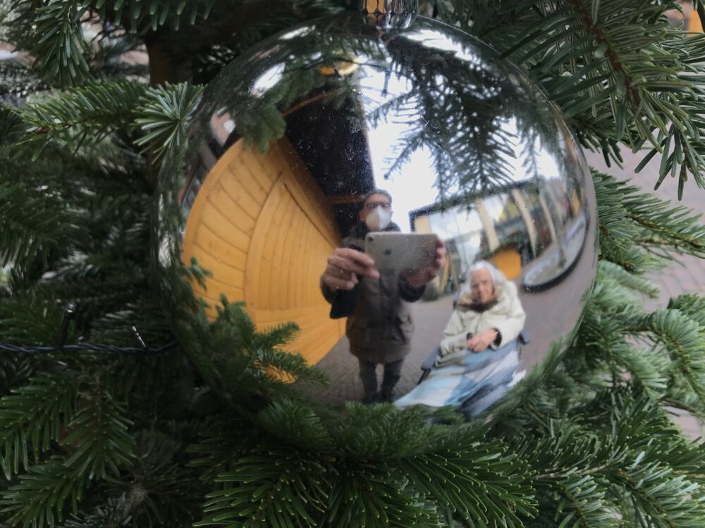 Spiegelnde Kugel am Weihnachtsbaum