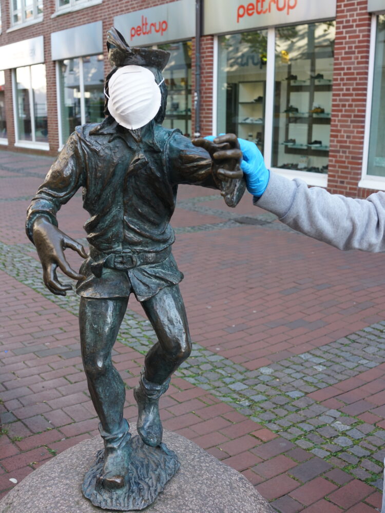 Harlekin Skulptur mit Mundschutz