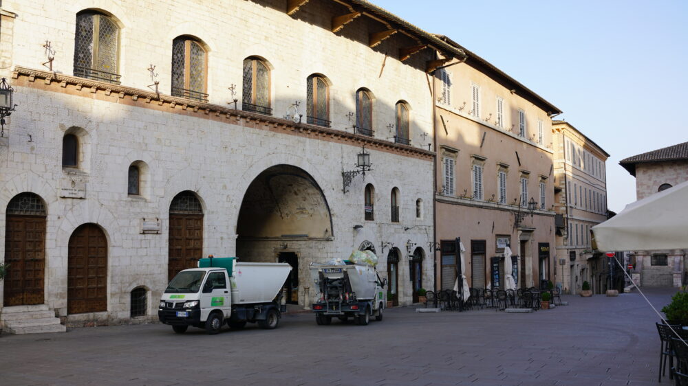 Assisi Müllwagen auf Piazza del Commune