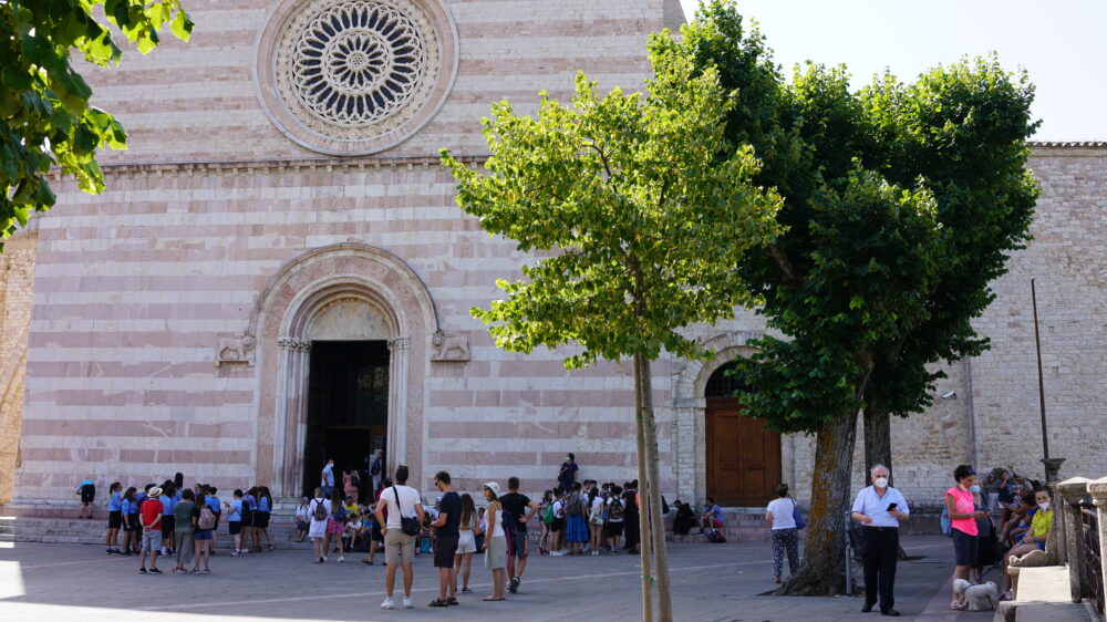 Menschen vor Basilika Santa Chiara