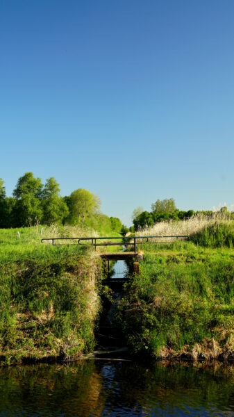 Kleine Brücke über Entwässerungslauf