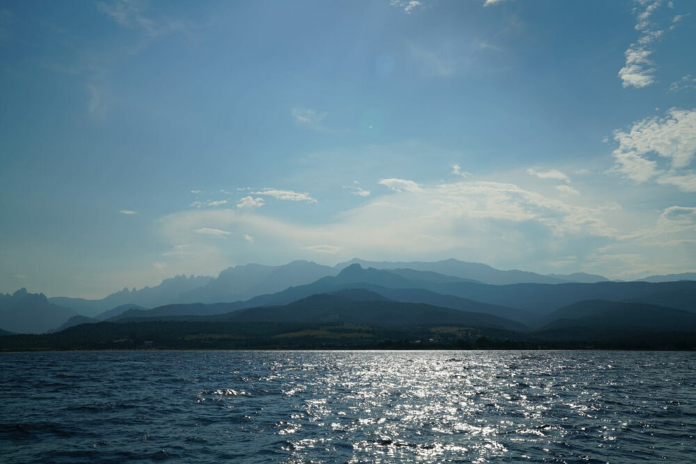 Küstenlinie und Himmel bei Korsika