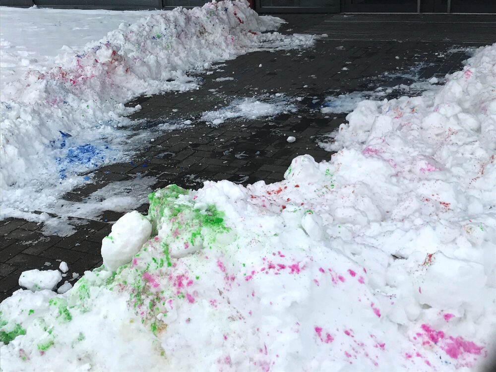 Farbkleckse auf Schnee