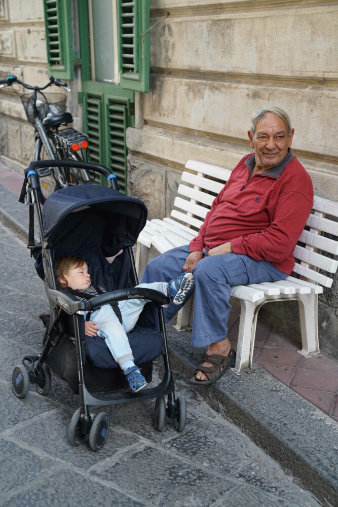 Opa und Enkel auf Lipari