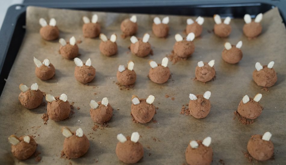 Marzipankartoffeln als Hase mit Mandelohren