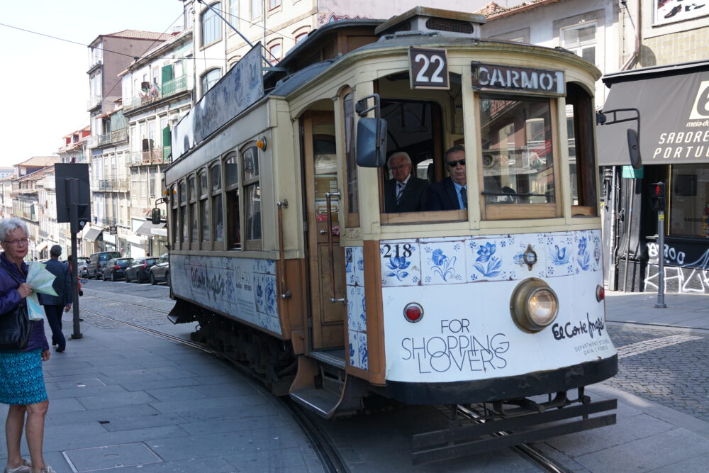 Porto Straßenbahn mit Kacheln