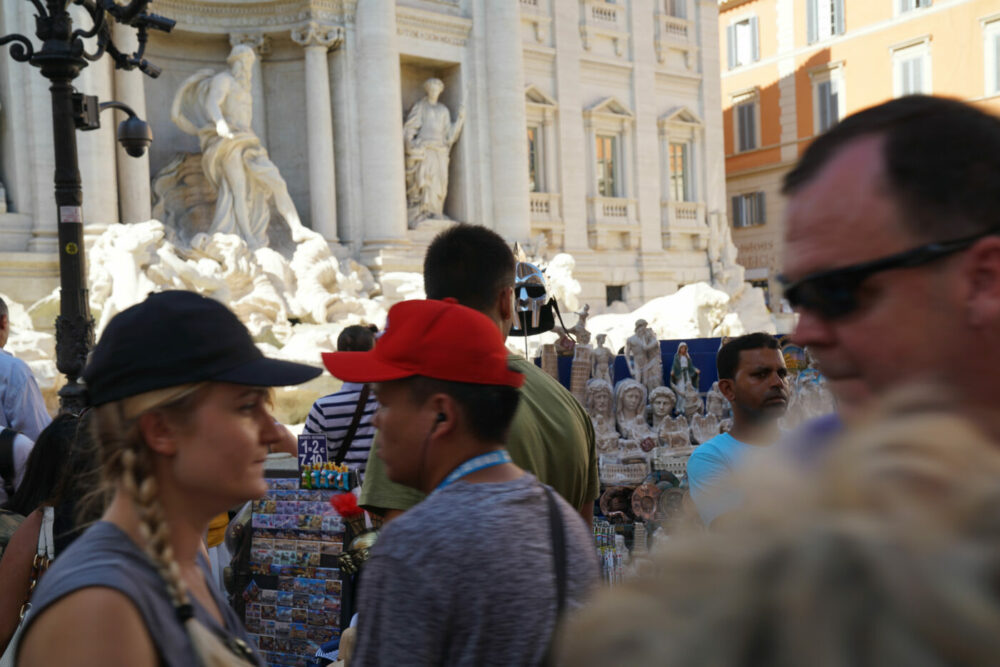 Rom menschen am Trevi-Brunnen