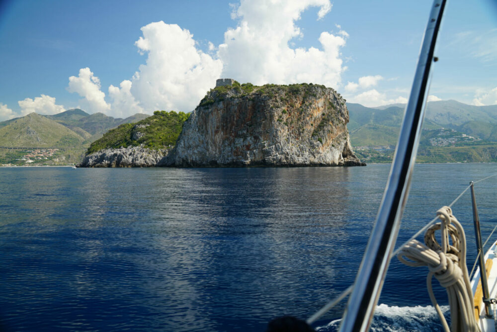 Felsen im Meer vor San Nicola