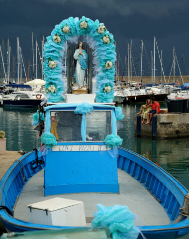 Madonna-Figur auf Fischerboot