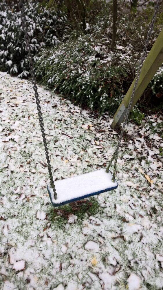 Schnee auf Schaukel