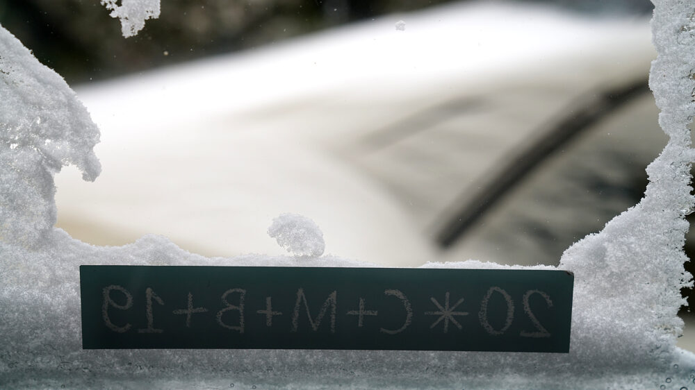 Schnee an der Haustür