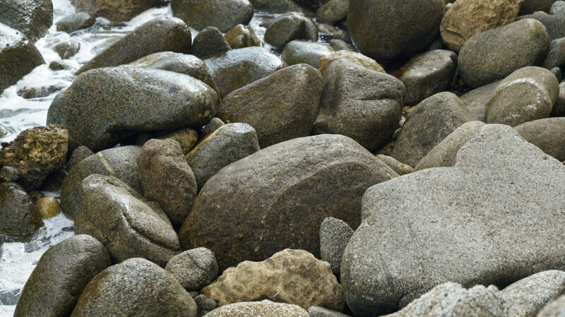 Felsen am Ufer