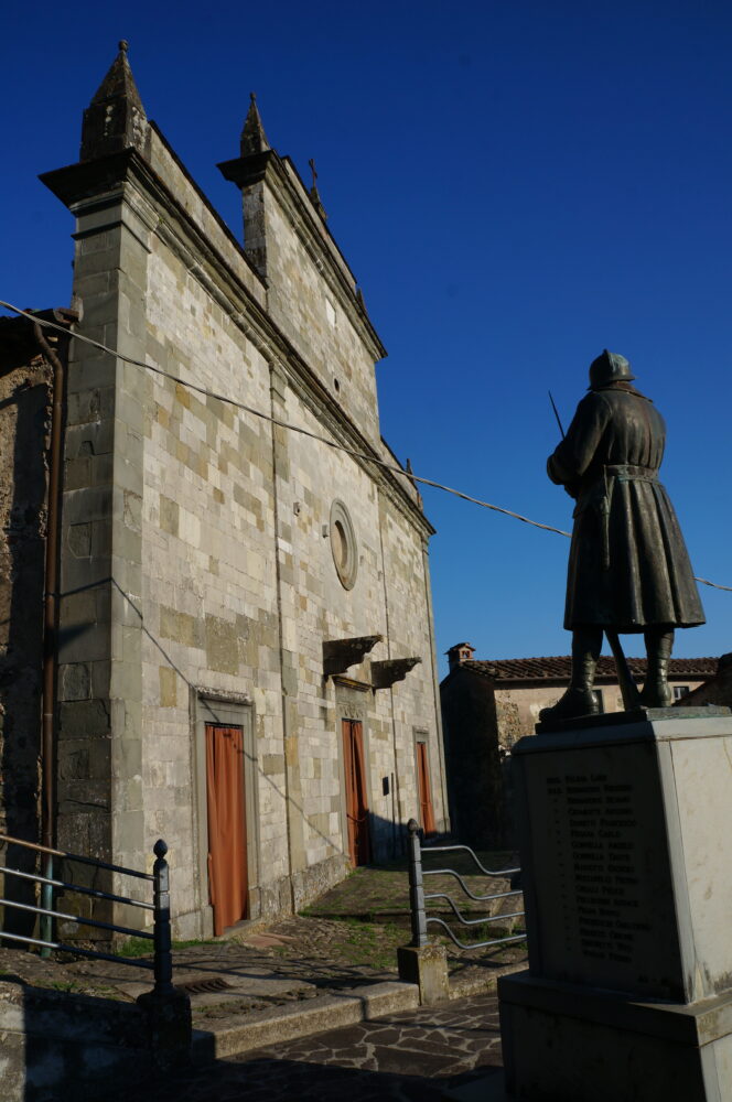 Figur vor Kirche in Tereglio