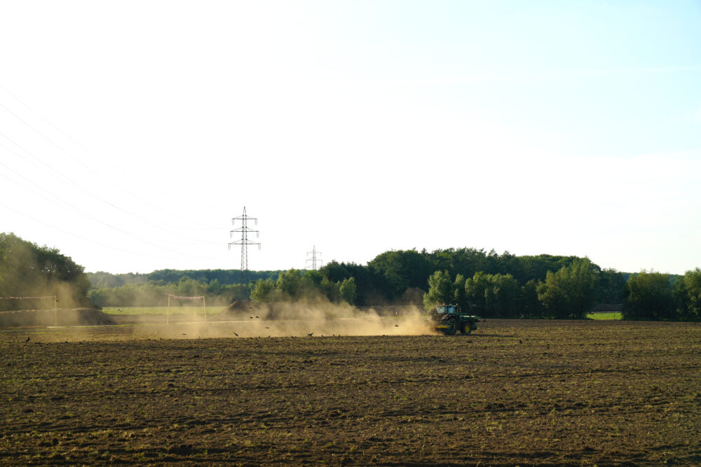 Traktor auf ausdörrtem Feld