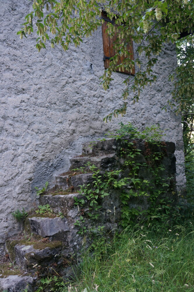 Treppe an Hauswand, die nirgendwo hinführt