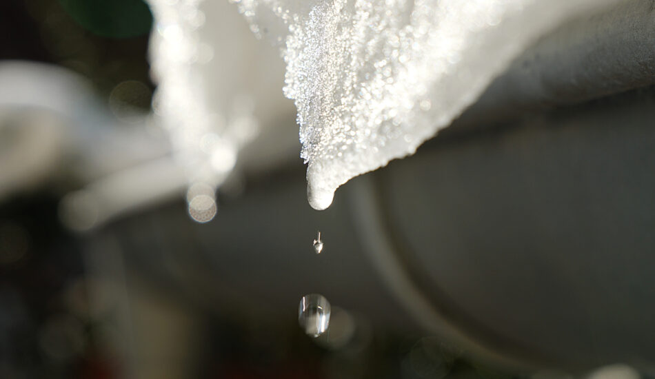 Schneeschmelze Tropfen in der Luft