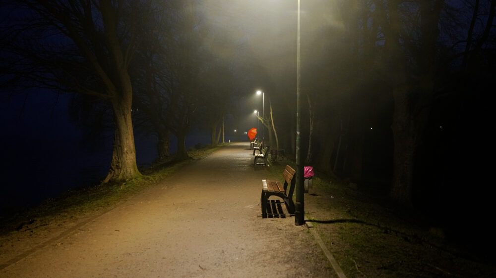 Bänke im Nieselregen