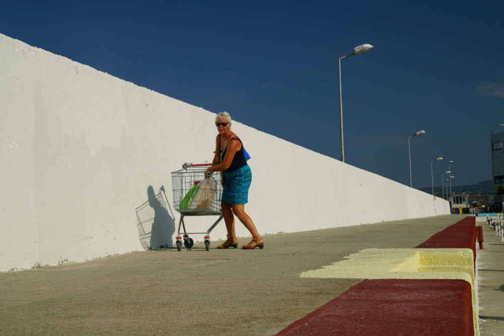 Einkaufswagen auf der Hafenmauer