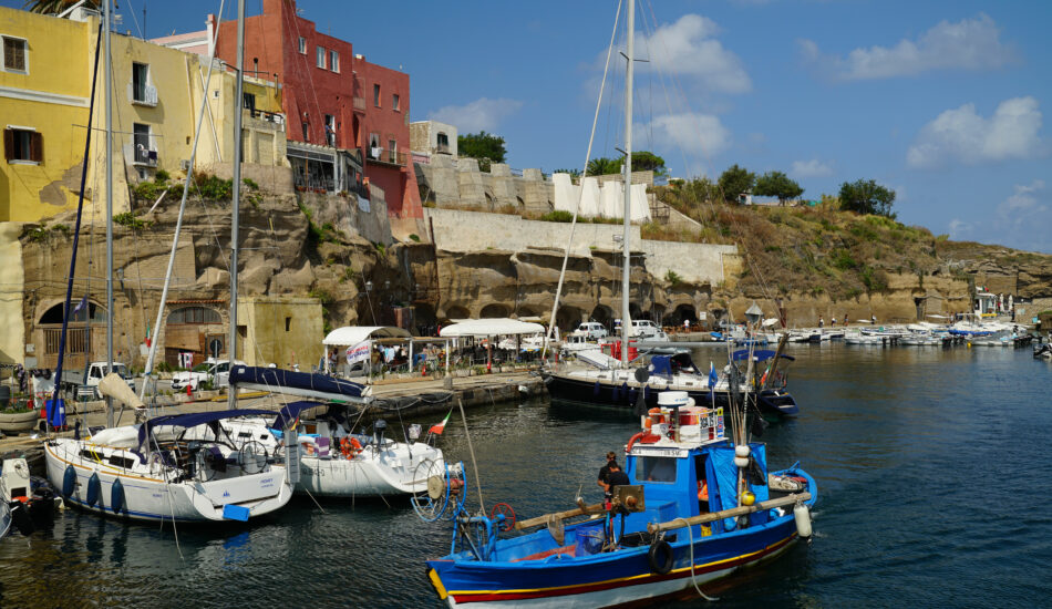 Hafen in Ventotene Fischerboot