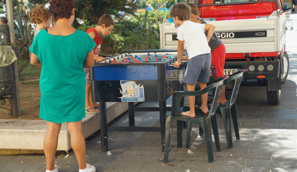 Kinder am Kicker Piazza