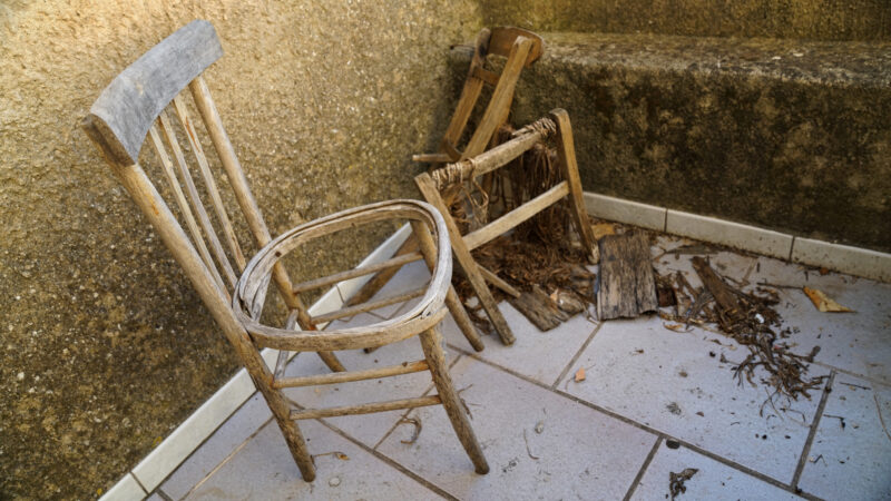 Holzstühle im Verfall