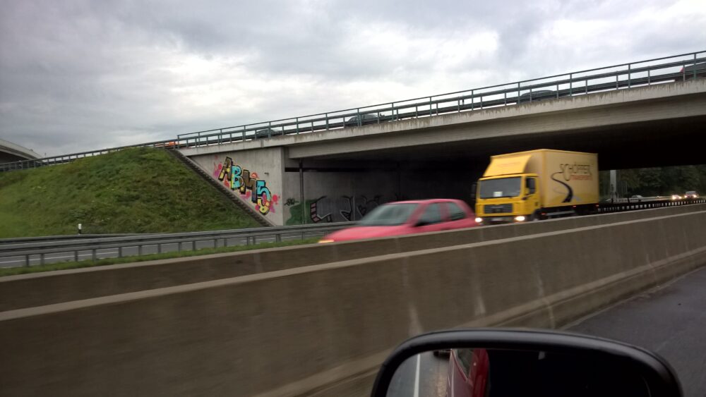 Graffiti an Autobahnbrücke